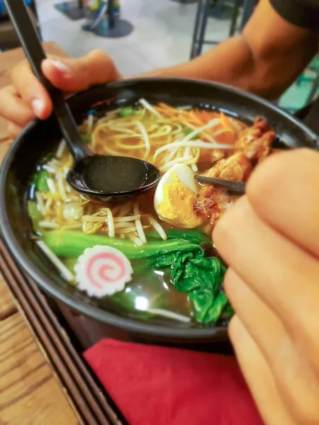 Részlet Egy Tipikus Ramen Étel Egy Japán Étteremben Fiatal Férfi — Stock Fotó