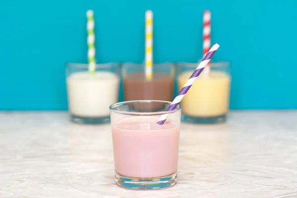 Milkshake Morango Com Uma Palha Papel Retro Frente Uma Fileira — Fotografia de Stock
