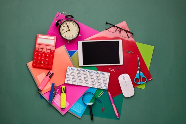 Diverse Kantoorbenodigdheden Computer Tablet Groene Achtergrond Bovenaanzicht Met Kopieerruimte Concept — Stockfoto