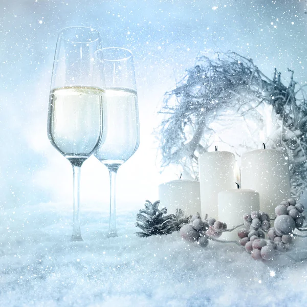 Різдвяна Прикраса Взимку Келихами Шампанського Сніжинками — стокове фото