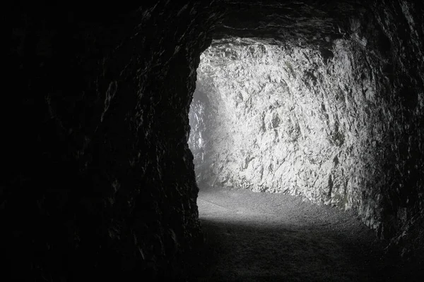 Een Verticaal Schot Van Een Stenige Weg Het Donker — Stockfoto