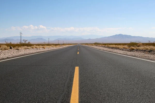 Çölde Boş Bir Yol — Stok fotoğraf