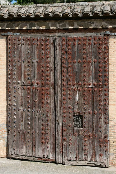 Старая Деревянная Дверь Окном — стоковое фото