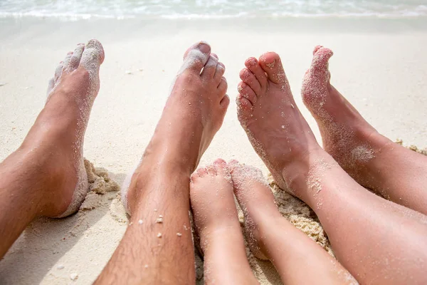 Voeten Van Een Vrouw Het Strand — Stockfoto