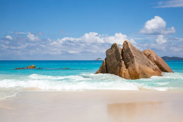 Vacker Tropisk Strand Med Blå Himmel — Stockfoto