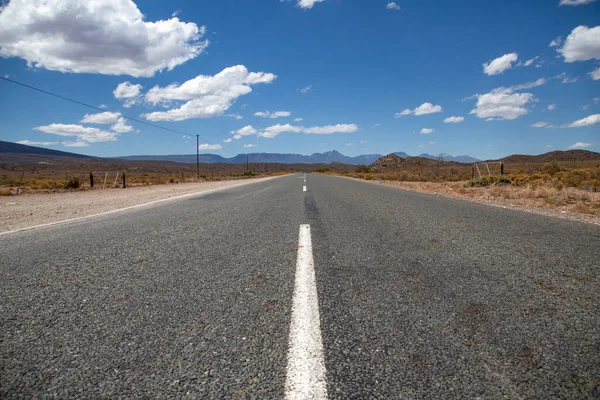 Dağlarda Boş Bir Yol — Stok fotoğraf