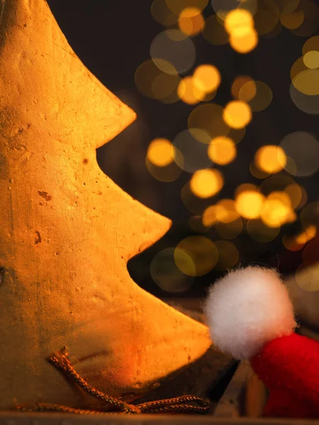 Árbol Navidad Con Luces Rojas Sobre Fondo Madera — Foto de Stock