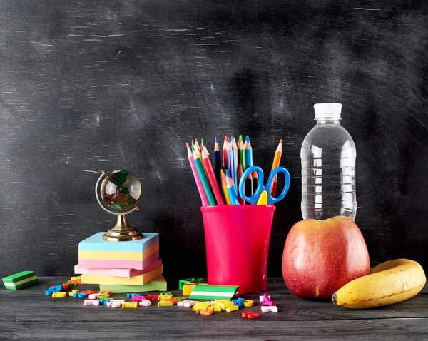 Apfel Banane Wasserflasche Und Schreibwaren Für Die Schule Auf Dem — Stockfoto