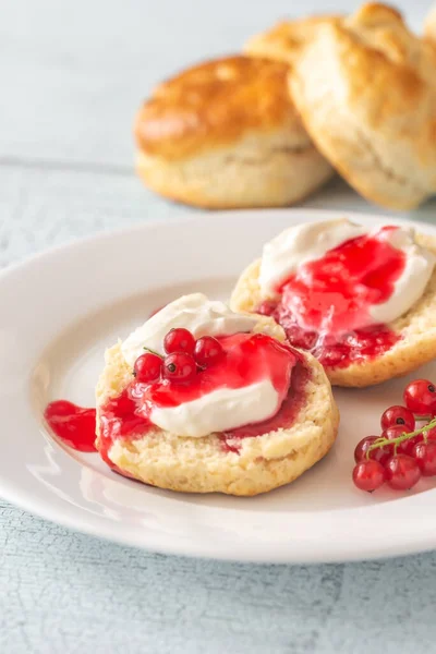 Klassische Scones Mit Sahne Und Roter Johannisbeermarmelade — Stockfoto