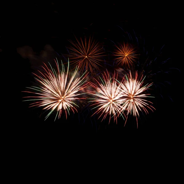 Ein Großes Feuerwerk Vor Schwarzem Hintergrund Der Nacht — Stockfoto