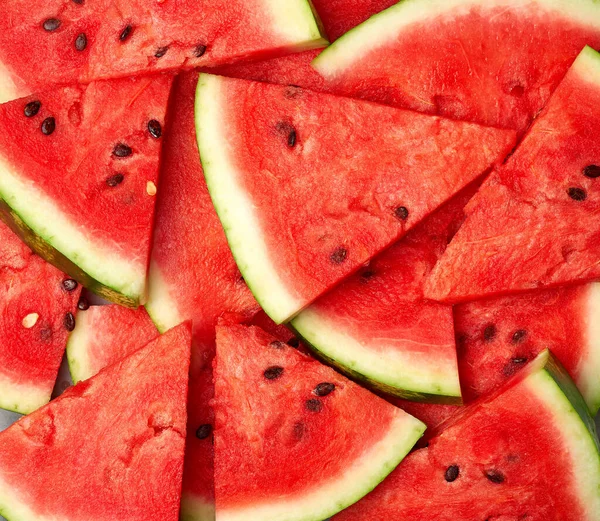 切片三角片成熟的红色西瓜与棕色种子 明亮的夏季纹理背景 — 图库照片