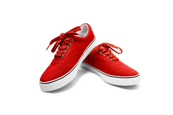 クリッピングパスを持つ白い背景に分離された赤いキャンバスの靴のペア — ストック写真