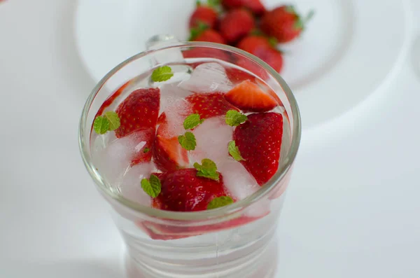 Fresa Fresca Frasco Vidrio Con Hojas Menta Sobre Fondo Blanco — Foto de Stock