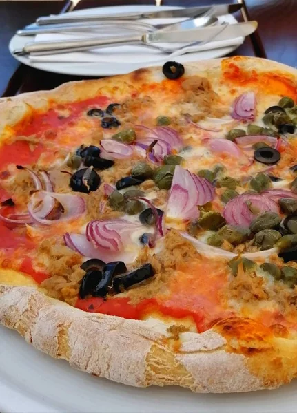 Pizza Con Salame Formaggio Pomodoro — Foto Stock