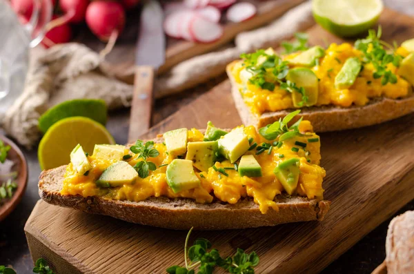 Bio Tojásrántottát Rusztikus Francia Baguette Friss Fűszernövényeket Avokádó — Stock Fotó