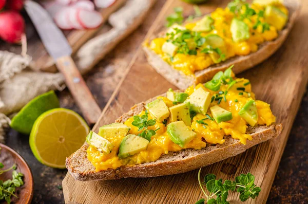 Bio Tojásrántottát Rusztikus Francia Baguette Friss Fűszernövényeket Avokádó — Stock Fotó