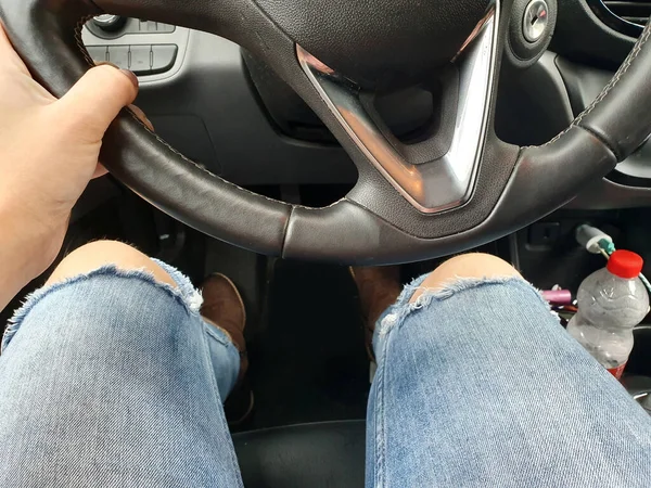 Frauenhände Großaufnahme Die Ein Lenkrad Halten Auto Fahren Modern — Stockfoto