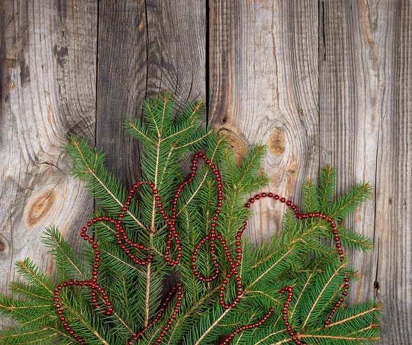 Grüne Nadelzweige Und Roter Weihnachtskranz Auf Grauem Holzgrund Von Brettern — Stockfoto