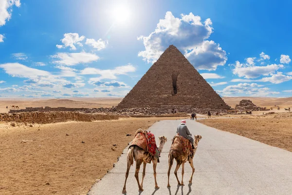 Droga Piramidy Menkaure Beduin Wielbłądami Giza Egipt — Zdjęcie stockowe