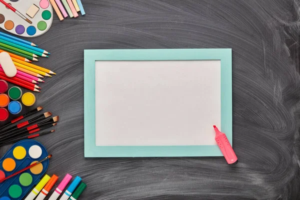 Marco Azul Con Hoja Blanco Accesorios Papelería Fondo Pizarra Escolar —  Fotos de Stock