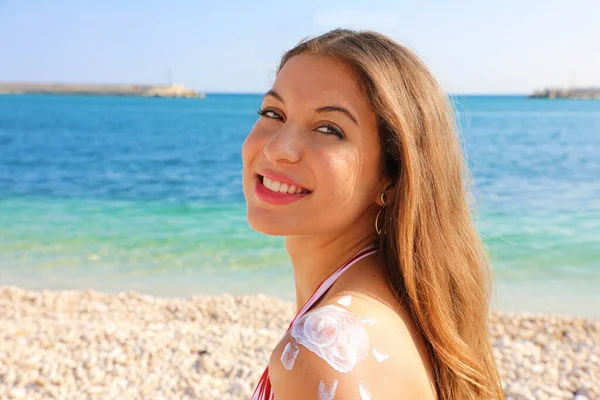 Jonge Mooie Vrouw Met Zon Haar Schouder Het Strand Concept — Stockfoto