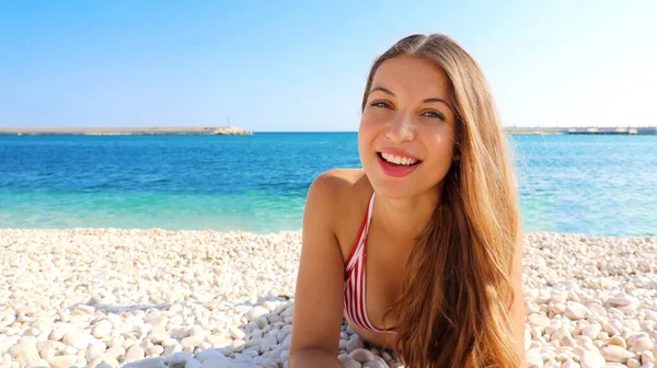 Bella Ragazza Sdraiata Sulla Spiaggia Vacanze Estive Sulla Spiaggia Copia — Foto Stock