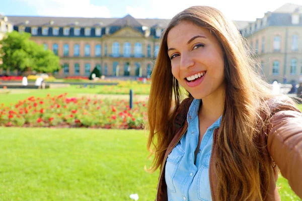 Zelfportret Van Lachende Jonge Vrouw Voor Neues Schloss Nieuw Paleis — Stockfoto