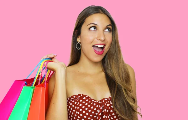 興奮したファッション女性はショッピングバッグを保持し ピンクの背景にコピースペースを検索 — ストック写真