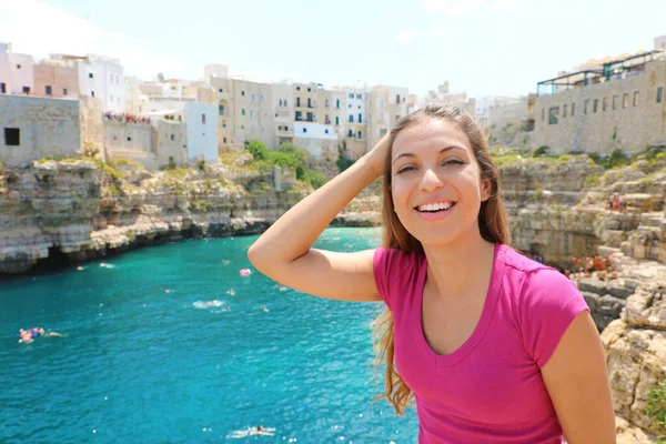 Zomervakantie Apulië Portret Van Een Mooi Meisje Met Polignano Mare — Stockfoto