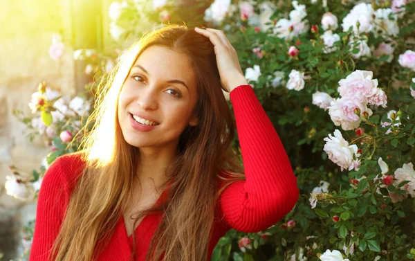 Retrato Joven Hermosa Mujer Posando Entre Rosas Flor Primavera — Foto de Stock