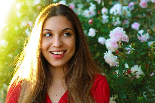 Портрет Молодої Красивої Жінки Позує Серед Квітучих Троянд — стокове фото