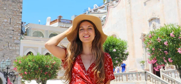 Gelukkige Mooie Glimlachende Vrouw Met Hoed Taormina Dorp Sicilië Eiland — Stockfoto