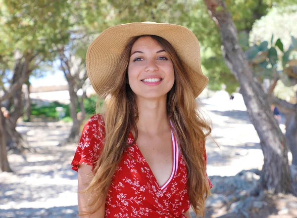 笑容可亲的模特 戴着帽子 穿着红色衣服 看着自然的相机 — 图库照片
