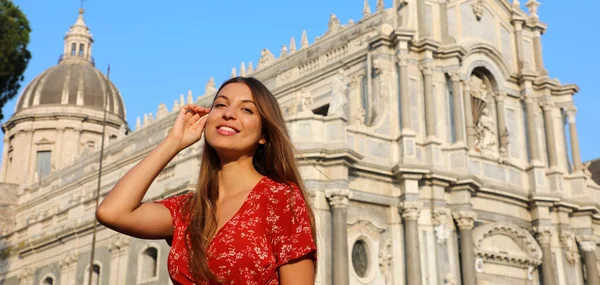 Giovane Donna Sorridente Visita Alla Cattedrale Barocca Catania Sicilia Vacanze — Foto Stock