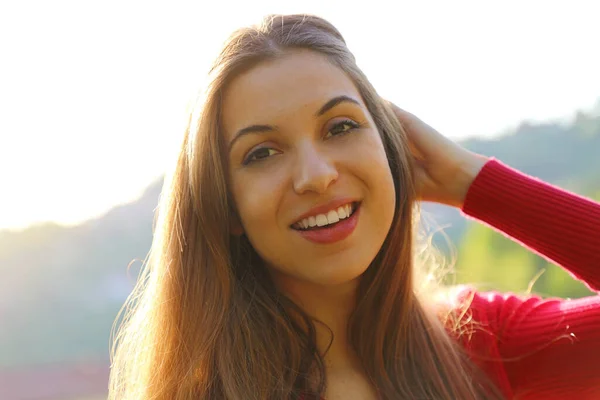 Portret Van Een Mooie Jonge Vrouw Met Lang Haar Een — Stockfoto