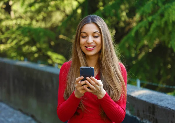 Beautiful Young Woman Using Smart Phone Park — Stock Photo, Image