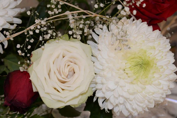 Όμορφο Γαμήλιο Μπουκέτο Λευκά Τριαντάφυλλα — Φωτογραφία Αρχείου