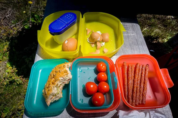 テーブルの上に野菜や果物を乗せた弁当箱 — ストック写真