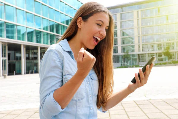 Eufórica Mujer Negocios Viendo Teléfono Inteligente Mostrando Gesto Ganador Aire — Foto de Stock