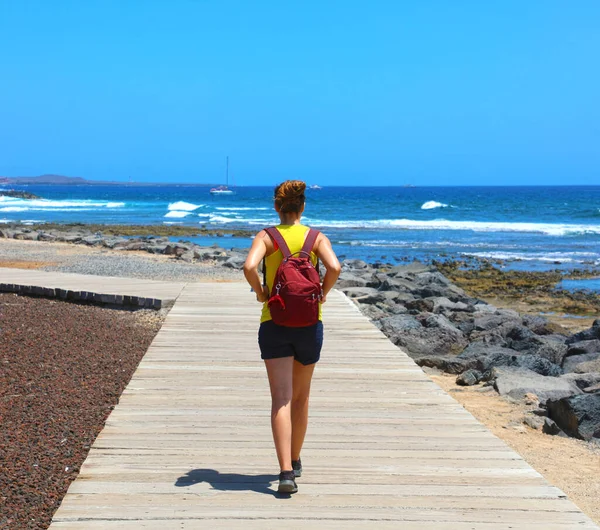 Senderista Femenina Caminando Por Pasarela Con Espectacular Paisaje Playa Las — Foto de Stock