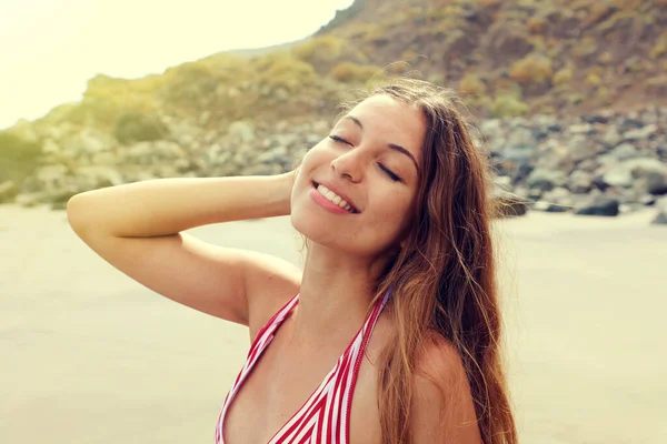 Porträt Der Jungen Sonnenbadenfrau Tropischen Strand Schönes Mädchen Entspannen Und — Stockfoto