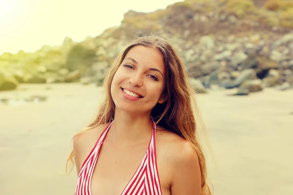 Ritratto Giovane Donna Bikini Sulla Spiaggia Tropicale Guardando Macchina Fotografica — Foto Stock