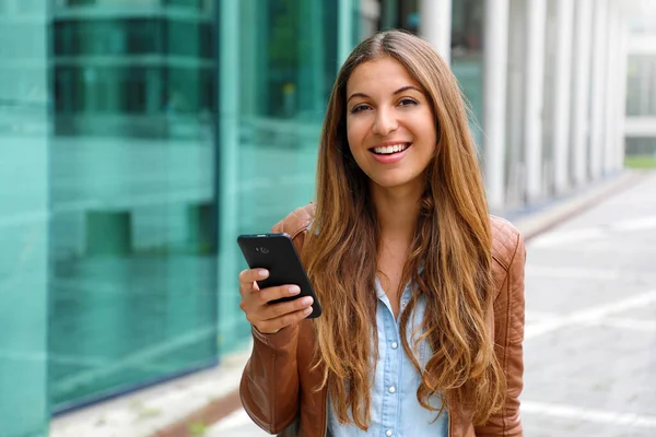 Joven Mujer Negocios Hermosa Sonriendo Mirando Cámara Mientras Sostiene Teléfono — Foto de Stock