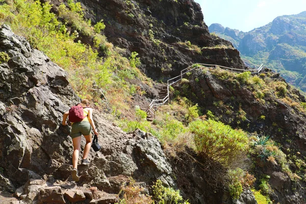 Joven Excursionista Sendero Duro Rocoso Tenerife — Foto de Stock