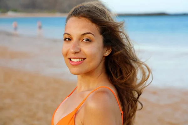 海滩上的快乐女人美丽的女孩与风飘动的头发的肖像 日落时分在海滩上的夏季肖像 漂亮的 — 图库照片