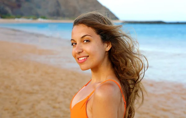 Šťastná Žena Pláži Portrét Nádherné Dívky Větrem Třepotajícími Vlasy Letní — Stock fotografie