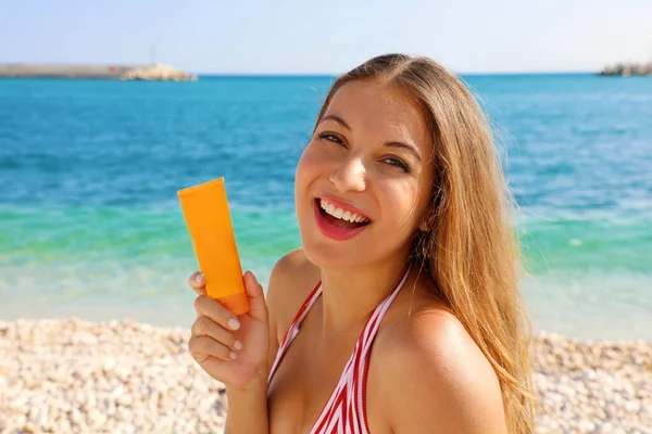 Lächelnde Frau Mit Sonnencreme Strand Sonnencreme Mädchen Zeigt Sonnencreme Plastikbehälter — Stockfoto