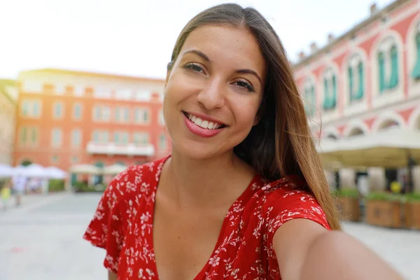 Gelukkige Mooie Vrouw Neemt Zelfportret Republieksplein Split Kroatië Europa — Stockfoto