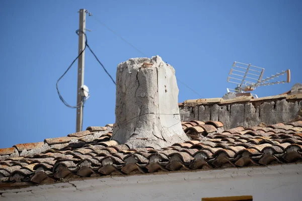 Eine Vertikale Aufnahme Eines Holzdachs Mit Schornstein — Stockfoto