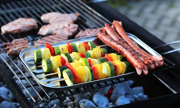 户外炭烤架上的牛排 腊肠和蔬菜 — 图库照片